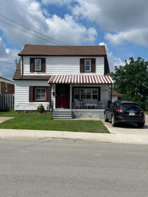 Newly Renovated 2 BR 1 BA *10 min Walk to Falls*